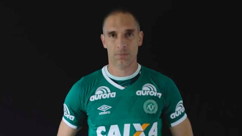 Fernando Prass fez parte de um vídeo em que atletas de outros times apareceram com a camisa da Chapecoense