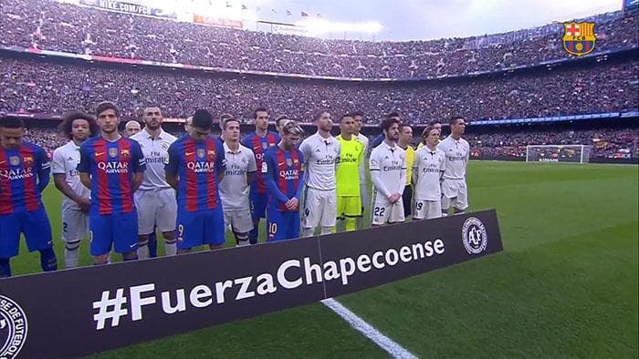 Jogadores de Barcelona e Real Madrid prestam homenagem à Chape