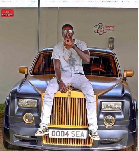 Adebayor exibe carro de R$1,5 milhão em instagram