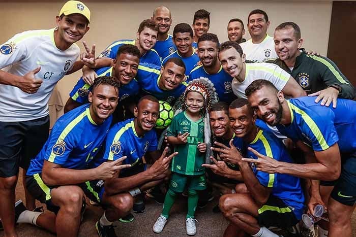 Indiozinho Condá, mascote da Chapecoense, visitou o hotel da Seleção Brasileira