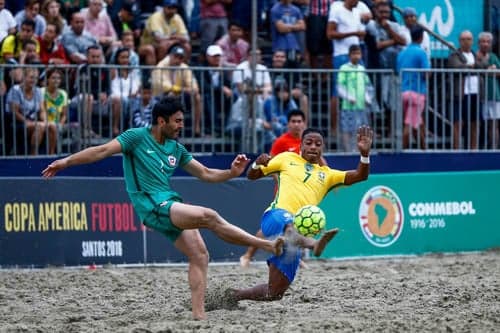 Bokinha disputa a bola com o goleiro chileno Echevarria na praia do Gonzaga
