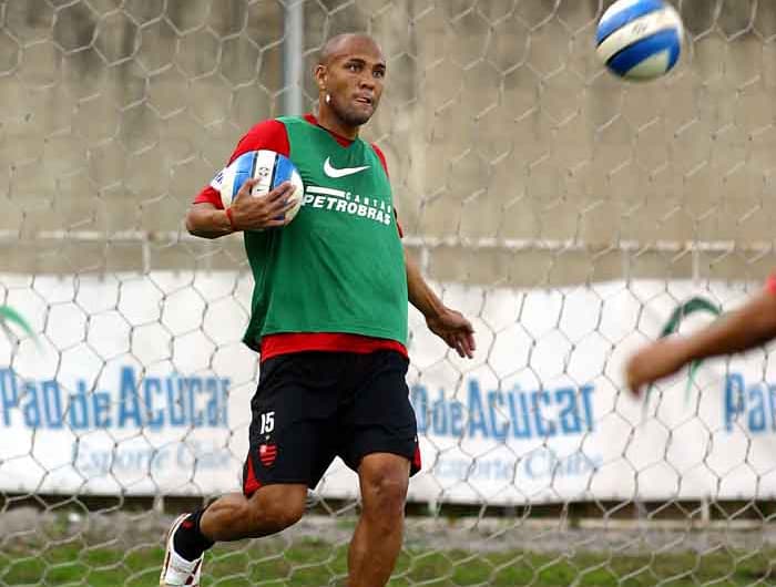 Depois de brilhar pelo Goiás em 2006, o atacante Souza foi a grande contratação do Flamengo para Liberta-2007