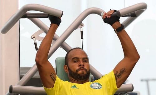 Alecsandro durante treino da pré-temporada do Palmeiras