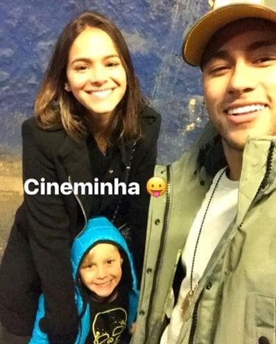 Neymar vai ao cinema com o filho Davi Lucca e Bruna Marquezine