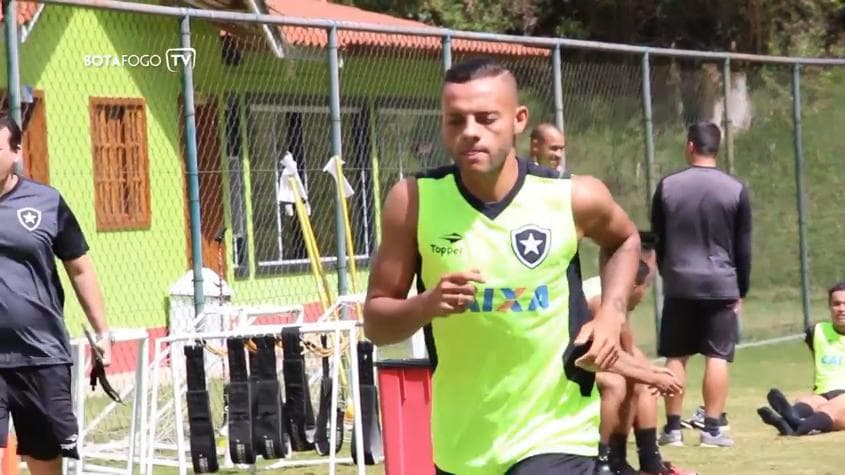 Guilherme chega ao Botafogo e se apresenta à torcida
