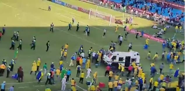 Invasão de campo em jogo válido pelo Campeonato Sul-Africano (Foto: Reprodução / Youtube)