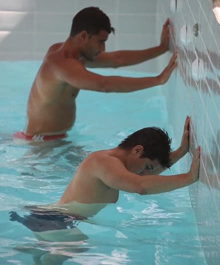 Ederson e Conca trabalhando na piscina no Ninho do Urubu (Gilvan de Souza / Flamengo)