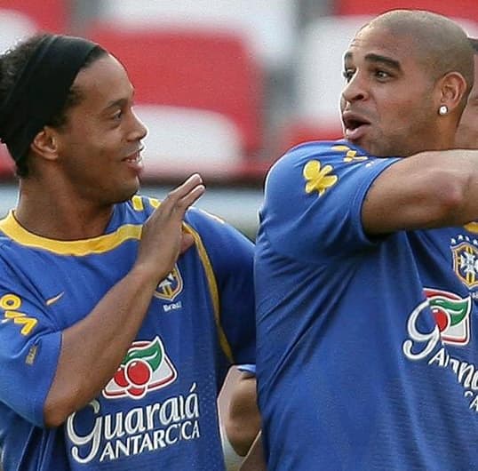 Ronaldinho Gaúcho parabeniza Adriano em redes sociais