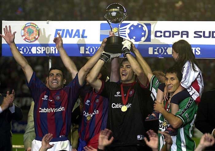 2002 - O San Lorenzo foi o primeiro campeão, batendo Atlético Nacional na final