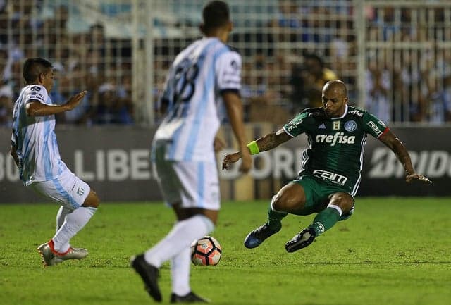 Felipe Melo chega firme em jogada diante do Tucumán