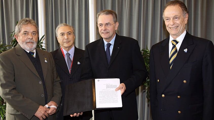 Lula, Temer (presidente da Câmara), o ex-presidente do COI, Jacques Rogge, e Nuzman na&nbsp;entrega do Ato Olímpico, em 2009