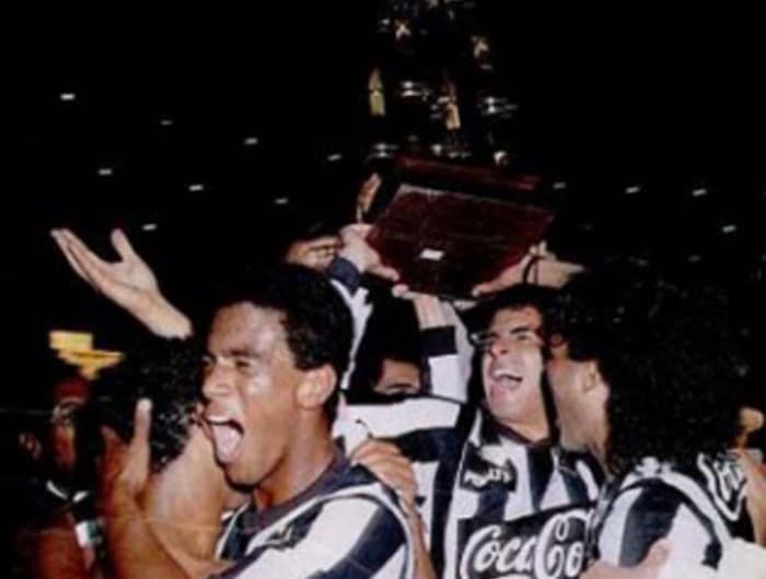 BOTAFOGO 1x0 VASCO - 1990 - O título carioca do Botafogo ocorreu de fato e de direito. Em campo, o Alvinegro se impôs e, com Carlos Alberto Dias, garantiu o 1 a 0. Mesmo com a festa do Fogão, os vascaínos interpretaram que era necessária uma prorrogação, e chegaram a se proclamar campeões, com uma 'caravela de papel'. Na Justiça, o Botafogo foi campeão de novo.