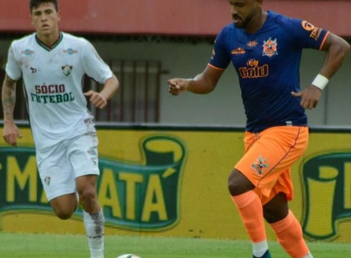 Zagueiro Bruno, do Nova Iguaçu, em jogo contra o Fluminense