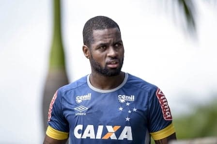 Zagueiro Dedé, em treinamento do Cruzeiro