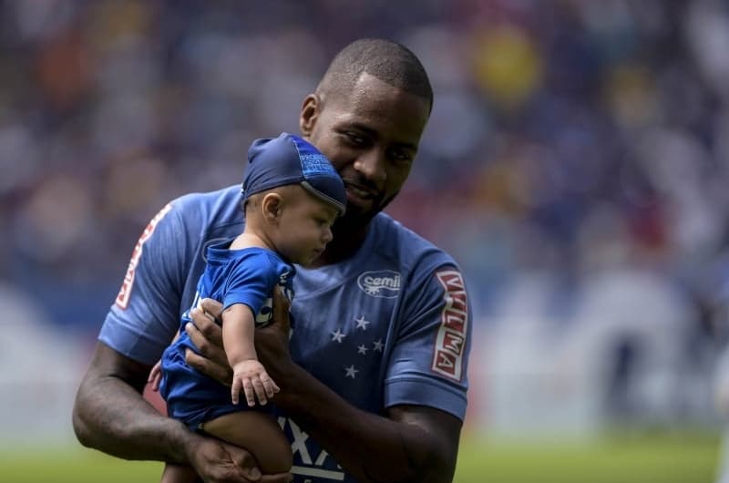 Dedé, com seu filho, de volta ao Cruzeiro em partida contra o Democrata