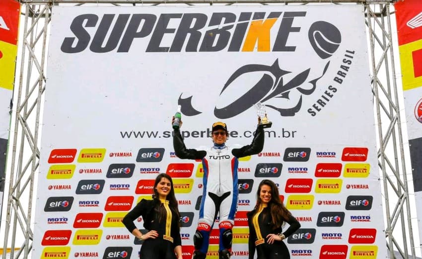 Suzane Carvalho no pódio, campeã da SuperBike Honda CBR 500R 2015