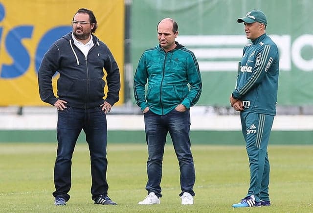 Eduardo Baptista ao lado de Mattos e Cícero Souza, homens fortes do futebol do Palmeiras
