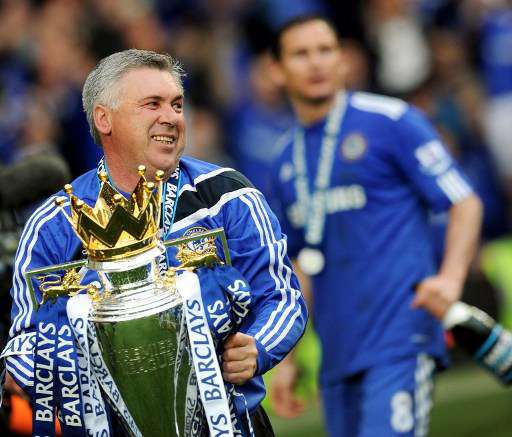 Ancelotti com troféu Chelsea
