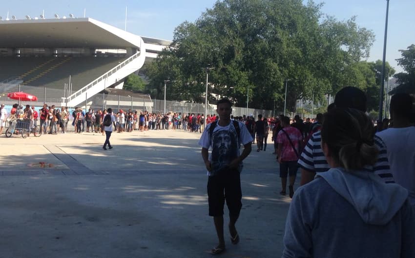 Torcida do Flamengo faz filas por ingressos para final do Campeonato Carioca