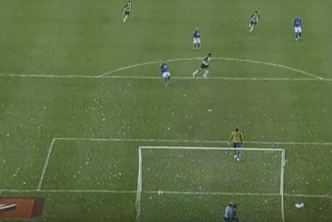 Fábio - gol de costas - Atlético-MG 5x0 Cruzeiro (Foto: Reprodução)
