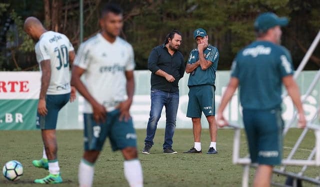 Cuca e Alexandre Mattos conversam durante treino - Foto: Cesar Greco/Palmeiras