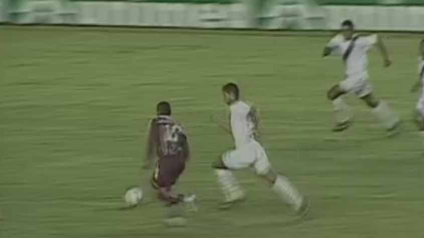 Fluminense e Vasco ficaram no empate sem gols no primeiro turno do Brasileirão de 2003. No returno, o Cruz-Maltino venceu por 1 a 0 com gol do lateral Ozéia, que completou de cabeça cruzamento de Edmundo.