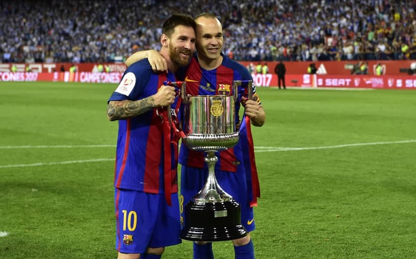 Messi e Iniesta posam com a taça da Copa do Rei