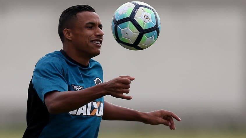 Arnaldo foi anunciado pelo Botafogo em 6 de maio. O jogador é titular na lateral direita do Alvinegro.