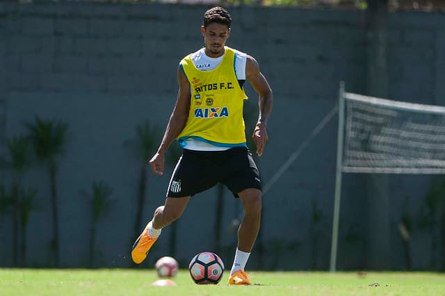 Lucas Veríssimo é o titular do Santos com salário mais baixo