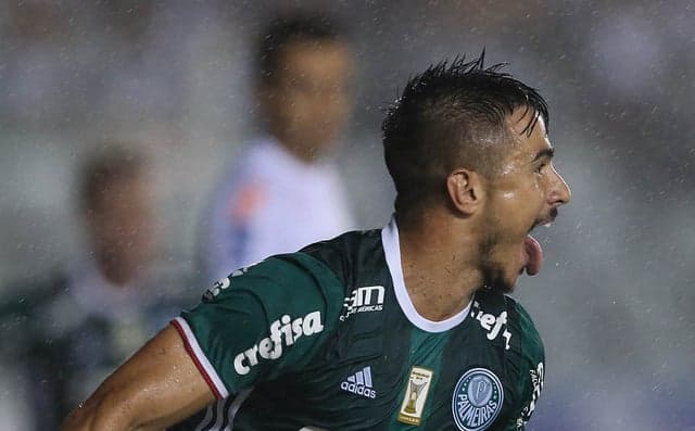 Willian comemora o gol que marcou contra o Santos no Paulistão