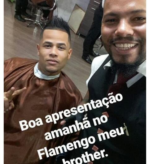 Cabeça feita! O barbeiro de Geuvânio entregou que o jogador será apresentado no Flamengo. O atacante estava na China e deixou o Brasil depois de se destacar no Santos. Será que vai rolar?