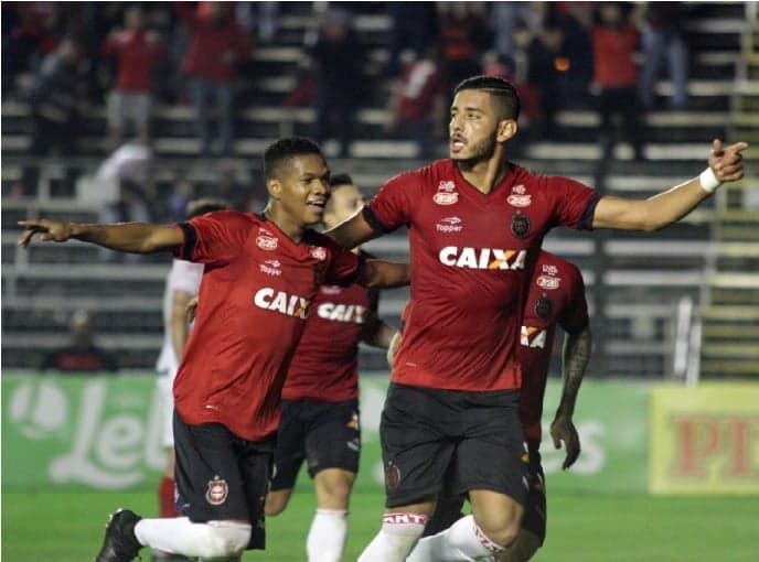 Atletas do Brasil de Pelotas celebram gol diante do Vila Nova-GO  (Foto: Reprodução / Twitter)