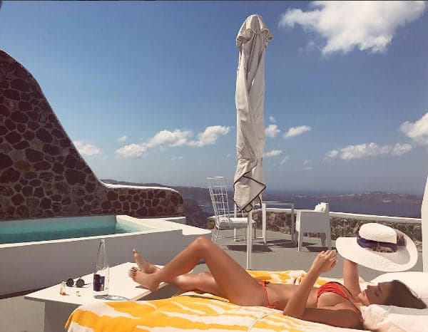 Carol Celico toma sol em Santorini (Grécia)