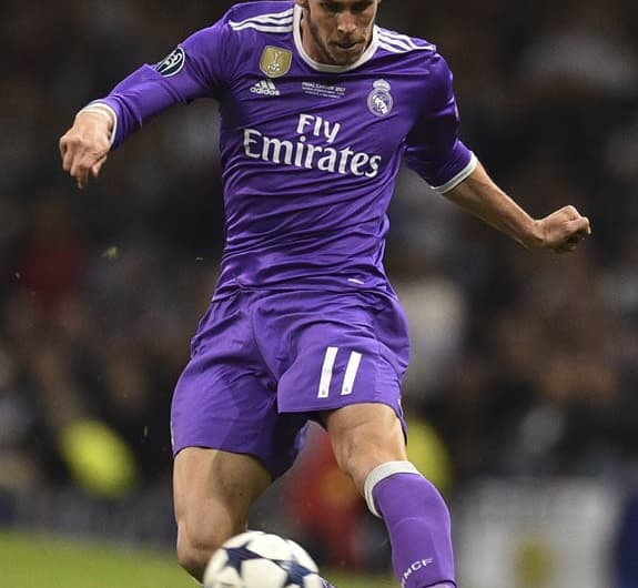Segundo o jornal Daily Star, o Manchester United fez uma proposta de 105 milhões de euros (R$ 395 milhões) ao Real Madrid por Gareth Bale.&nbsp;De acordo com a imprensa, José Mourinho irá se reunir com o presidente Florentino Perez para acelerar o negócio antes da janela fechar.
