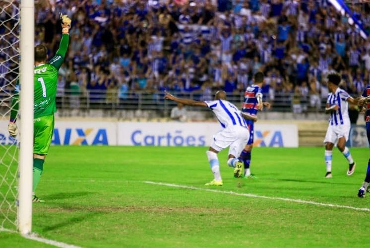 Jorge Fellipe comemora gol do CSA