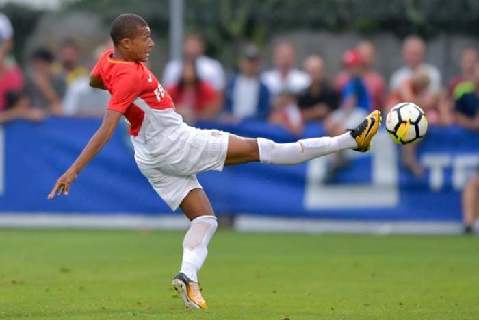Monaco - Muito cobiçado, a joia Kylian Mbappé, já na seleção francesa aos 18 anos, ofuscou Falcao García e, agora, é o grande astro do time do Principado