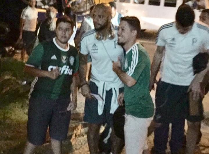 Felipe Melo é tietado por torcedores na chegada a BH