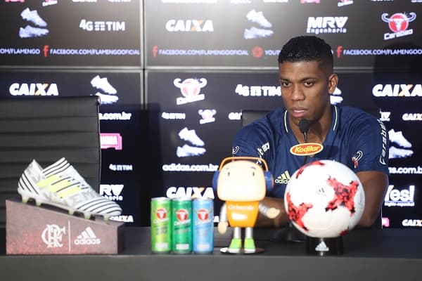 Berrío cresceu de produção e agora é titular no Flamengo