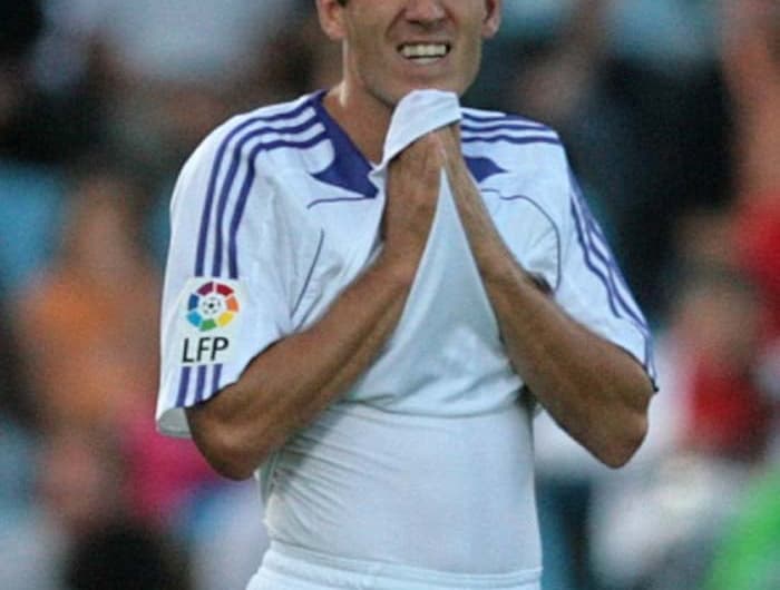O atacante holandês Arjen Robben, então com 23 anos, deixou o Chelsea para defender o Real Madrid por 36 milhões de euros