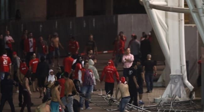 Torcida do Internacional faz protesto violento após empate com o Criciúma
