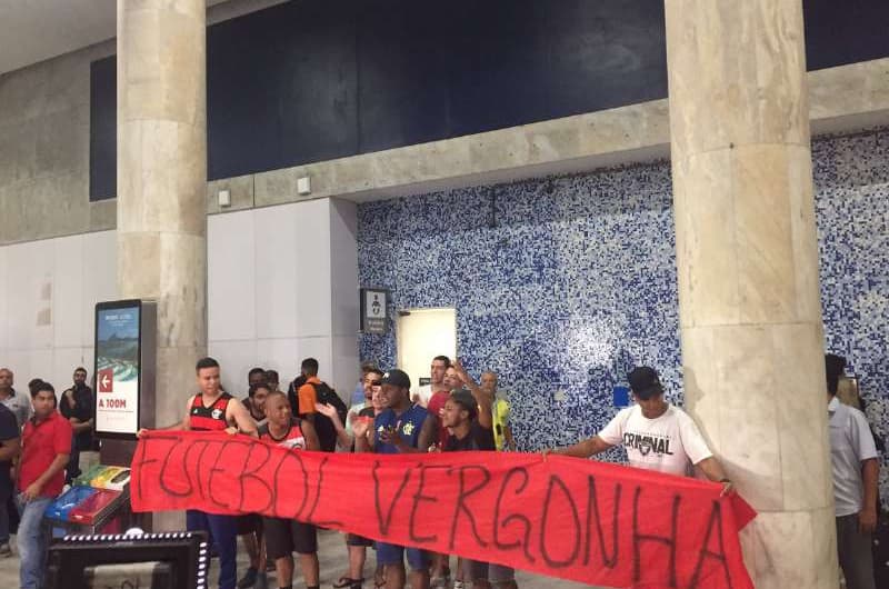 Torcida do Flamengo no aeroporto