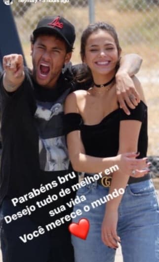 Neymar parabeniza Marquezine
