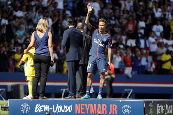 Neymar é apresentado à torcida do PSG