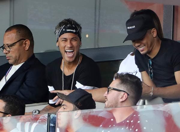 Neymar assiste a PSG x Amiens