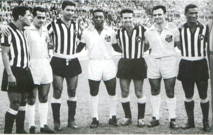 Na Libertadores de 1963, Santos e Botafogo protagonizaram o primeiro duelo de brasileiros na competição. Liderado por Pelé, o Peixe venceu por 5 a 1 e se classificou à final, quando bateu o Boca Juniors para conquistar o bicampeonato da América.