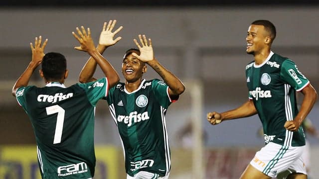 Fernando, atacante do Palmeiras sub-20: veja imagens do dia do Palmeiras