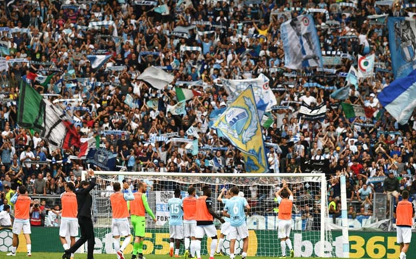 Torcida da Lazio faz a festa após goleada de 4 a 1 sobre o Milan