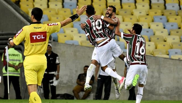 Henrique Dourado e Gustavo Scarpa comemoram um dos gols do Fluminense no Campeonato Brasileiro