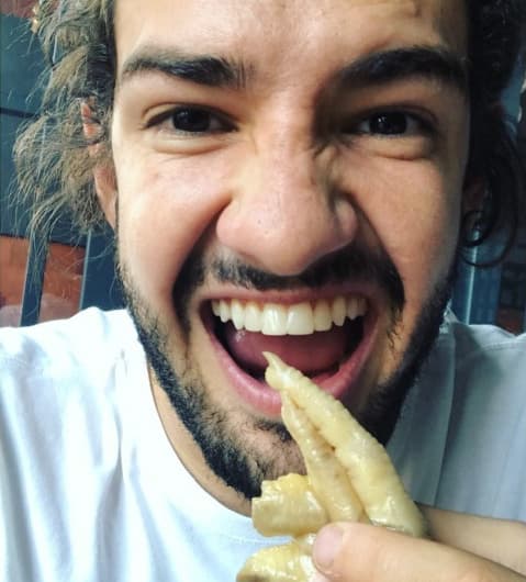 Pato publica foto comendo pé de galinha na semana do Majestoso