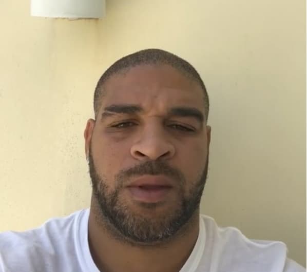 Adriano desabafa nas redes sociais após foto com traficante da Rocinha